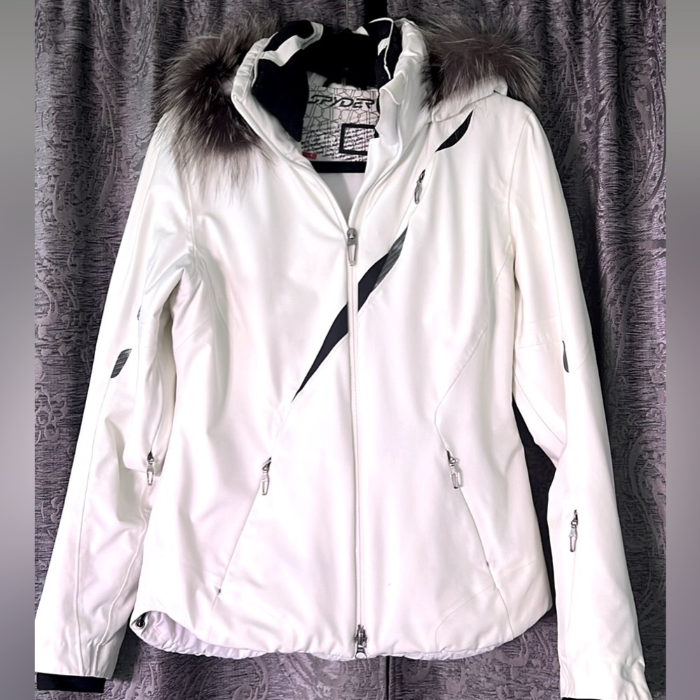 Spyder women’s Ski Jacket size 6 excellent condition. Fox fur trim.